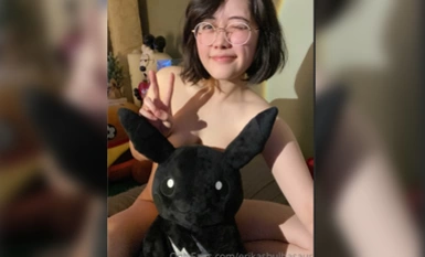 神似某明星的极品反差母狗23岁留学生可爱眼镜妹EriKas私拍 (1)