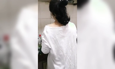 看着做饭的妈妈忍不住