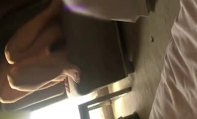 Ang isang maganda at seksing kagandahan sa kolehiyo ay nagtatrabaho ng part-time bilang isang escort sa panahon ng bakasyon