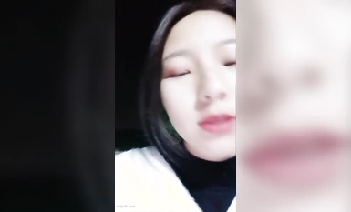 Nữ sinh xinh đẹp Zhen quyến rũ nhân viên bảo vệ trong nhiều cảnh ngoài trời (8)