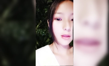 เด็กนักเรียนสาวสวย Zhen ล่อลวงเจ้าหน้าที่รักษาความปลอดภัยในฉากกลางแจ้งหลายฉาก (3)