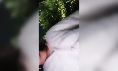 Gadis sekolah cantik menggoda pengawal keselamatan dalam pelbagai adegan luar (4)