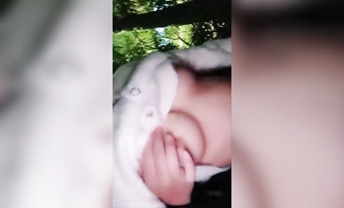 Gadis sekolah cantik menggoda pengawal keselamatan dalam pelbagai adegan luar (4)