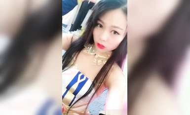 Ang guwapong two-dimensional na dilag ay nagse-selfie sa likod ng entablado sa eksibisyon ng komiks na sobrang pink at nakakatukso.