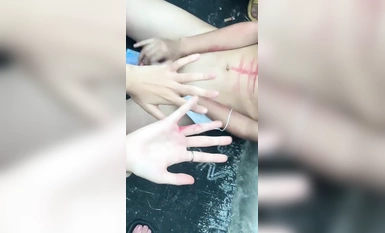 校園霸凌一群女學生扒光女同學衣服往她逼裡面灌水