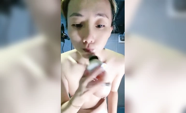 化好妝再操逼！性感極品美女！脫下內褲扭臀，翹起屁股舔屌，椅子上美臀套弄，扭動細腰好騷