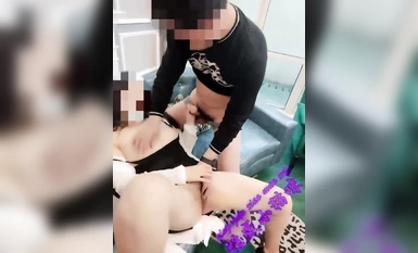 한 명의 여성과 세 명의 남성이 맞붙어 결국 모두 서로를 날려버립니다.