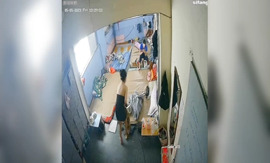 私房最新流出2023 黑客破解攝像頭偷拍 多場合家庭宿舍廁所更衣洗澡 (33)