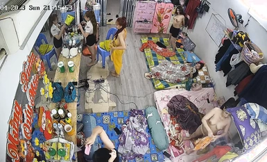私房最新流出2023 黑客破解攝像頭偷拍 多場合家庭宿舍廁所更衣洗澡 (2)