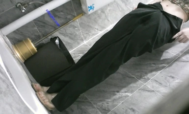 寫字樓女廁一連3次拍到同一個美女來尿尿她的B可真美 (2)