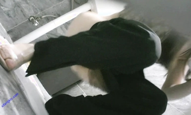 寫字樓女廁一連3次拍到同一個美女來尿尿她的B可真美 (2)