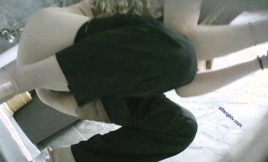 寫字樓女廁一連3次拍到同一個美女來尿尿她的B可真美 (2)