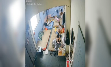 私房最新流出2023 黑客破解攝像頭偷拍 多場合家庭宿舍廁所更衣洗澡 (32)