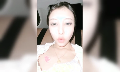 野外直播~【小尾巴】，今年最棒的戶外車震~女主很漂亮，更刺激的性愛，騷貨很容易被滿足 (1)
