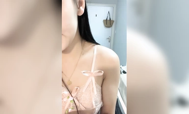 近期最閃亮的新星，【偷走一頭豬】，清秀女神，長腿，貌美如花，把胡蘿卜塞逼逼，玩得超刺激 (3)