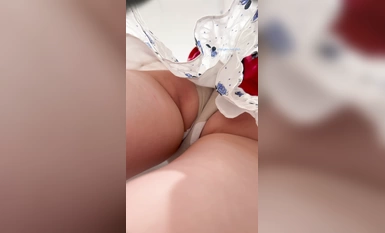 Phiên bản gốc 4K siêu nét của áo dài nguyên bản của KFC, một nữ sinh dễ thương xách cặp đi mua sắm màu xám, bên trong có khăn quàng cổ, đôi cánh nhỏ, mông đầy lông và âm hộ mềm mại.