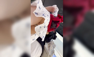 Phiên bản gốc 4K siêu nét của áo dài nguyên bản của KFC, một nữ sinh dễ thương xách cặp đi mua sắm màu xám, bên trong có khăn quàng cổ, đôi cánh nhỏ, mông đầy lông và âm hộ mềm mại.
