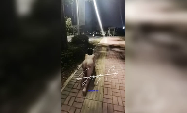 騷貨母狗『西西』最新收費電報私拍 夜晚街道全裸行走淫亂群P (1)