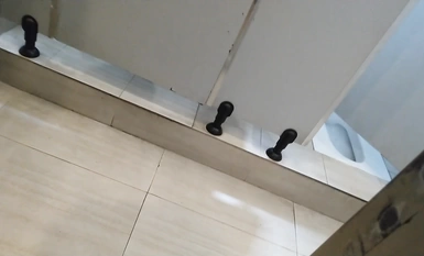 Ang inosenteng mukhang maliit na batang babae na may salamin ay naka-squat sa banyo ng mga babae sa sinehan, ngunit ang kanyang pula at malambot na hugis-peach na micro-hairy na butas ay hindi pa nabubuksan.