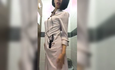《台灣情侶泄密》飯店美女經理被調教 上班時間B里塞跳蛋還要拿出來嘗一嘗 (1)