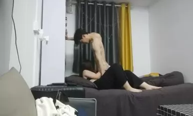 腹肌帅哥约操良家00后嫩妹，扶着大屁股后入爆操，被妹子夸好厉害，冲刺猛操搞得受不了