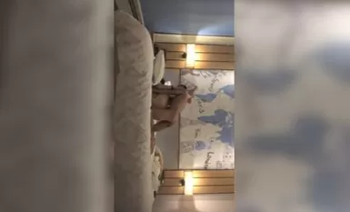 Một phụ nữ trẻ với cặp mông đầy đặn và xinh đẹp chạm vào mông và liếm âm hộ của cô ấy, ấn đầu cô ấy và thổi kèn thật sâu, ôm cặp mông trắng to lớn của cô ấy và bị đụ mạnh, cô ấy đặt hai chân lên vai và đụ cô ấy