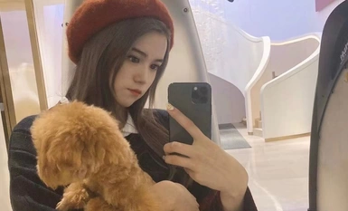 Người phụ nữ trẻ mang tất lụa trắng chủ động và liên tục đạt cực khoái