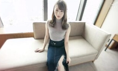 229SCUTE1245 가느다란 허리와 긴 다리를 가진 지적인 백인 예술가가 고기 막대기 위에서 음탕하게 신음하고 있다.