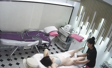 Penggodam memecahkan kamera pengawasan sebuah salun kecantikan dan secara rahsia merakam seorang wanita muda terkemuka yang sedang membuang rambut di spa.