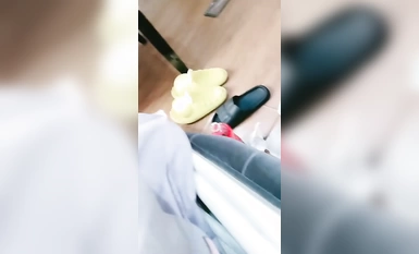 Siaran langsung kecantikan yang menakjubkan dengan punggung yang tidak dapat dikalahkan dan cantik! Lubang lemak harimau putih! Mengangkat pantatnya untuk mengemis, dia disetubuhi dari belakang dan jusnya memercik ke seluruh tempat, dan dia mengeluarkan s