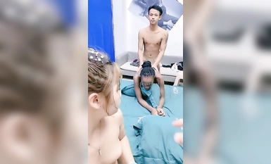 2位19歲小妹，【小西瓜黑白配】，被22CM大屌輪流爆艹，乾哭一個，遭老罪了 (7)