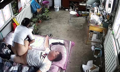 監控破解偷拍中年夫妻睡午覺趁著孩子不在家趕緊的來一炮