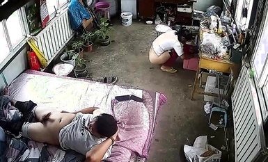 監控破解偷拍中年夫妻睡午覺趁著孩子不在家趕緊的來一炮