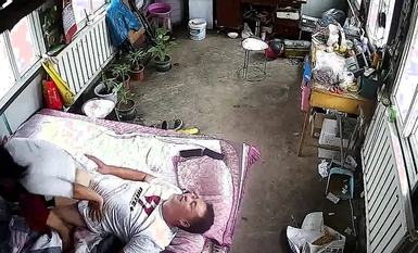 監控破解偷拍中年夫妻睡午覺趁著孩子不在家趕緊的來一炮