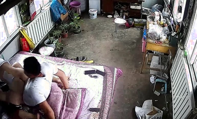 監控破解偷拍中年夫妻睡午覺趁著孩子不在家趕緊的來一炮