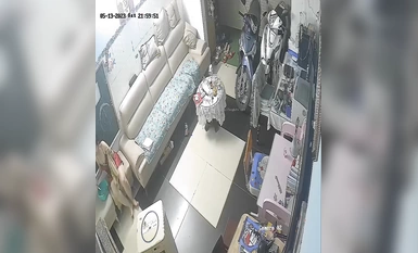 ハッカーが自宅のウェブカメラに侵入し、娘が歯を磨いている間、トレイを手にした奇妙なカップルを撮影。