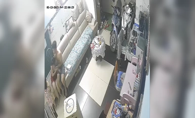 ハッカーが自宅のウェブカメラに侵入し、娘が歯を磨いている間、トレイを手にした奇妙なカップルを撮影。