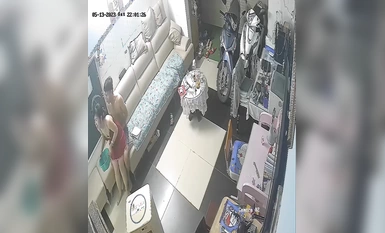 ハッカーが自宅のウェブカメラに侵入し、娘が歯を磨いている間、トレイを手にした奇妙なカップルを撮影。