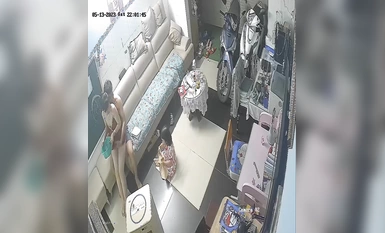 ハッカーが自宅のウェブカメラに侵入し、娘が歯を磨いている間、トレイを手にした奇妙なカップルを撮影。