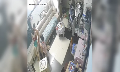 Sinira ng mga hacker ang home network camera at lihim na kinunan ng video ang kakaibang mag-asawa na may hawak na plato sa kanilang mga kamay habang ang kanilang anak na babae ay nagsisipilyo ng kanyang mga ngipin at ipinasok ito.
