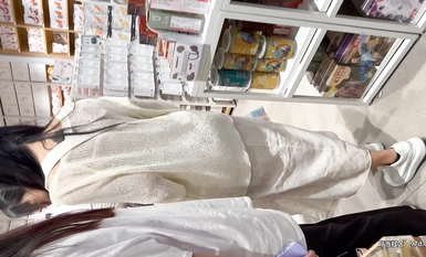 私はショッピングモールで2人のファッショニスタを追いかけ、マグカップを買い、血で汚れた裏地を通して彼らの太ったアソコの輪郭を見た。
