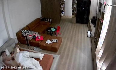 Hacker đã bẻ khóa camera mạng gia đình và lén quay phim anh trai tôi và người vợ mảnh khảnh, xinh đẹp ở nhiều tư thế khác nhau khi ân ái buổi sáng, rên rỉ, đụng chạm.