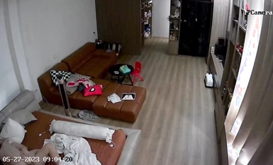 Hacker đã bẻ khóa camera mạng gia đình và lén quay phim anh trai tôi và người vợ mảnh khảnh, xinh đẹp ở nhiều tư thế khác nhau khi ân ái buổi sáng, rên rỉ, đụng chạm.