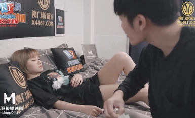 MCY-0210 Batang besar menyuntik pussy seksi penyu madu-Han Tang
