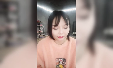 Ipinakita sa SM studio ng tsundere na sanggol ang kanyang mukha at nilaro ang shemale sa buong proseso, gumawa siya ng mga mahalay na komento, nilagyan ng enema at ni-finger ang kanyang anus, at ang shemale ay nag-fisted sa kanyang anus, sinipsip ang kany