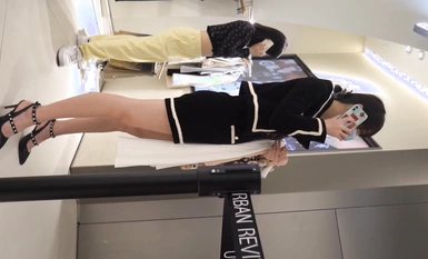 YC商場抄底印花抹胸系帶黑高絕美少婦 透明紫色內中間濕了一片