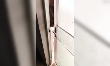 我和媽媽在衛生間操逼，媽媽說：千萬不要讓你爸爸知道，會打死我們的