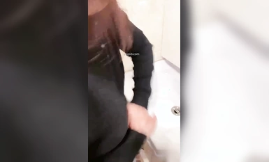 我和媽媽在衛生間操逼，媽媽說：千萬不要讓你爸爸知道，會打死我們的