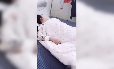 Seorang budak lelaki yang jahat meniduri ibunya.