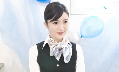Trong tập mới của Running Man của Yang Mi, cô hóa trang thành nữ tiếp viên với đôi tất lụa đen và thử thách nhiều tư thế khác nhau để tạo hiệu ứng cho chương trình.